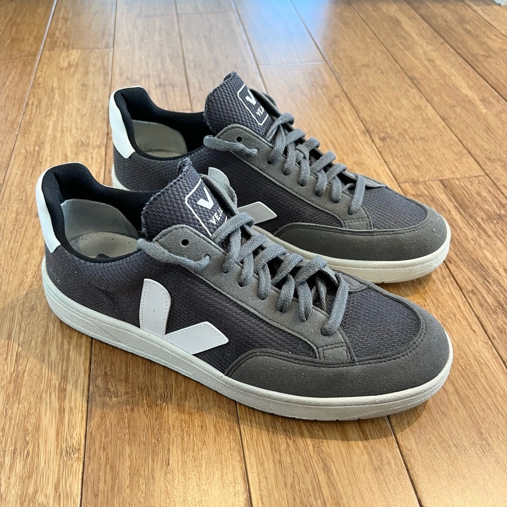 Mens Veja V12 sneaker. Size 9.5